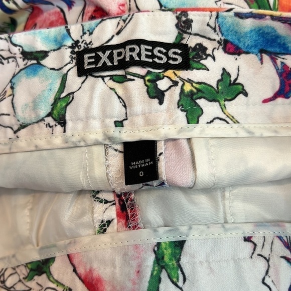 Express Women's flowered shorts size 0 - Picture 5 of 6